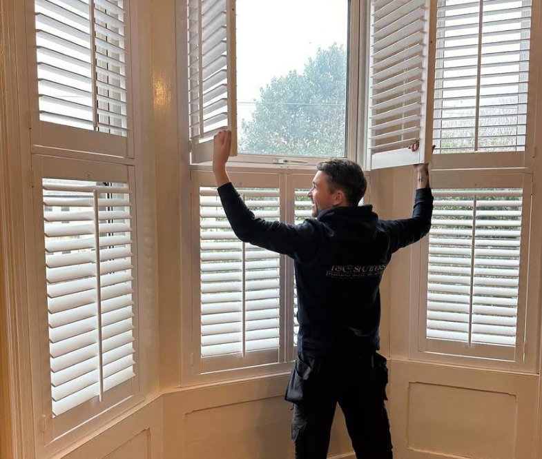 Instalador ajustando contraventanas